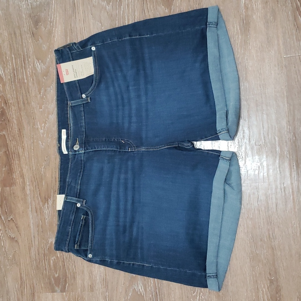 (24W) NWT Levi's Mid Length Slim Fit Mid Rise Dark Wash Denim Comfortable
